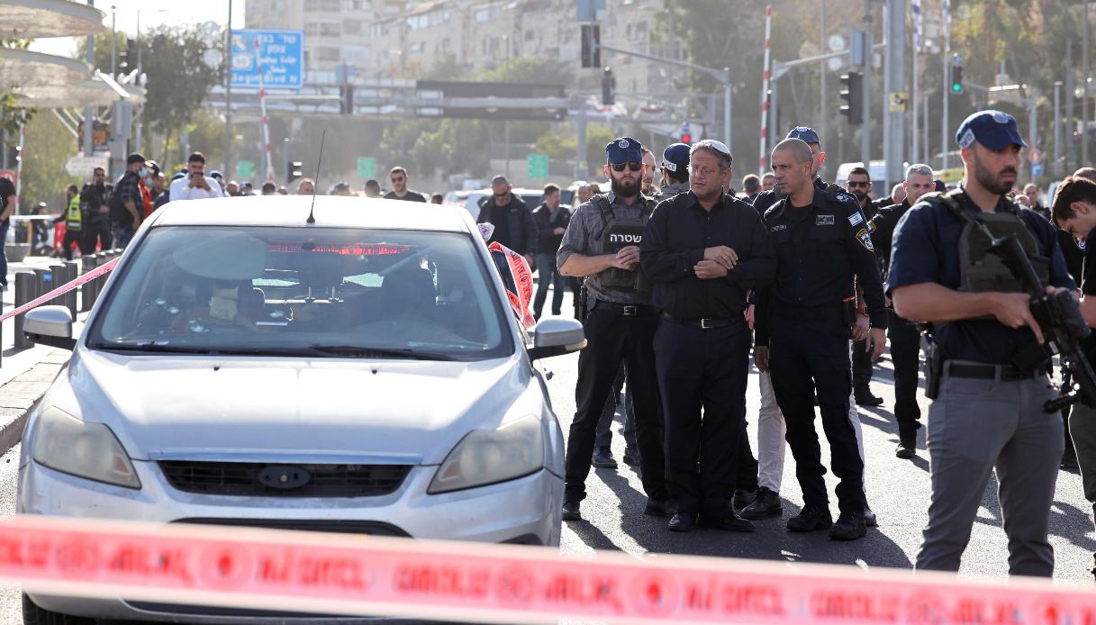 Attentato a Gerusalemme con almeno 3 morti e 6 feriti: spari alla fermata del bus, Israele accusa Hamas