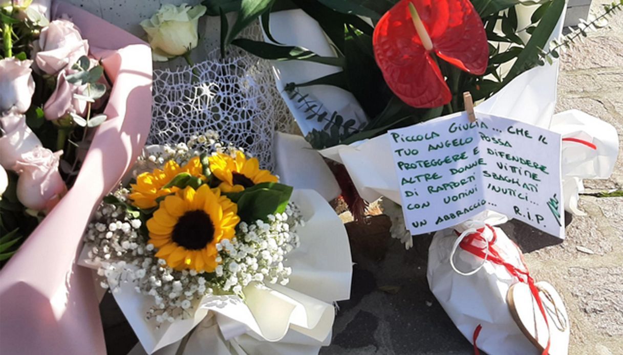 Mazzi di fiori davanti alla casa della famiglia di Giulia Cecchettin