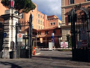 Roma, scoppia incendio al Policlinico Umberto I a causa di una fuga di vapore: evacuati 30 pazienti