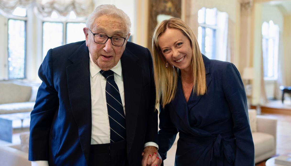 È morto Henry Kissinger, ex segretario di Stato americano e premio Nobel per la pace: aveva 100 anni