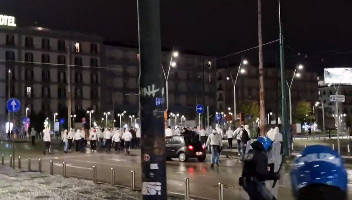 Scontri tra tifosi di Napoli e Union Berlino, gli ultras tedeschi rubano un casco della Polizia: "Souvenir"