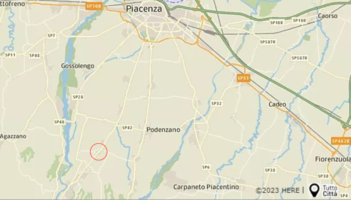 Uomo trovato morto in casa in una pozza di sangue a Niviano vicino Piacenza: interrogati i due coinquilini