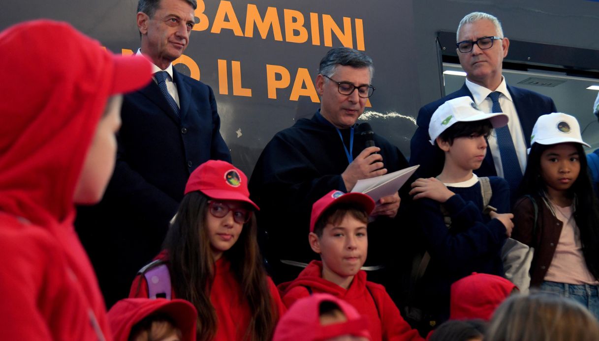 Papa Francesco riceve 7 mila bambini dopo la frase sui problemi di salute: "A volte mi arrabbio ma non mordo"