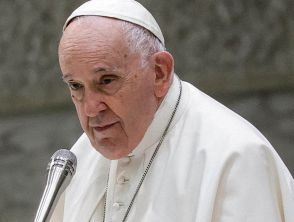 Papa Francesco e i problemi di salute, non riesce a leggere la catechesi in udienza generale: 
