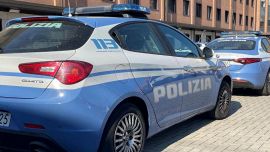 En 17-årig pojke knivhögg i Modena under ett gräl vid en busshållplats: hans liv är i fara