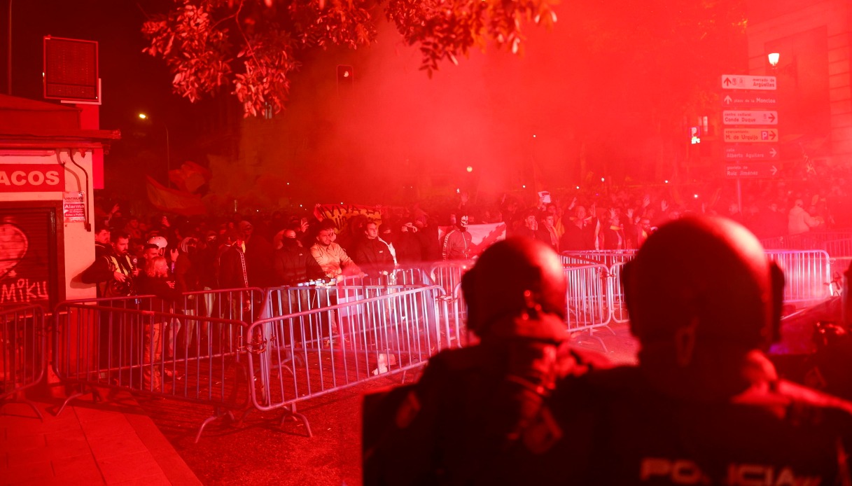 Le manifestazioni sono diventate violente nella notte