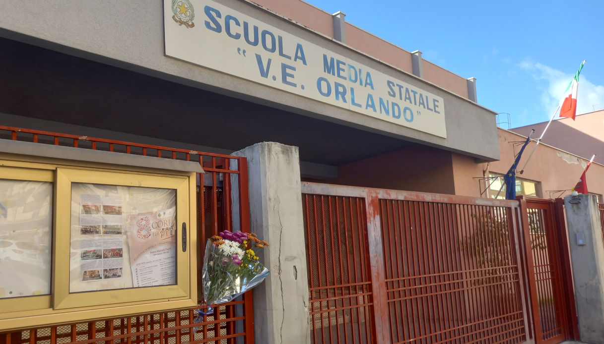 Fiori davanti alla scuola media Vittorio Emanuele Orlando