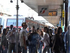 Usa la piastra per capelli sul treno e fa scattare l'allarme antincendio: bloccata la linea Grosseto-Roma