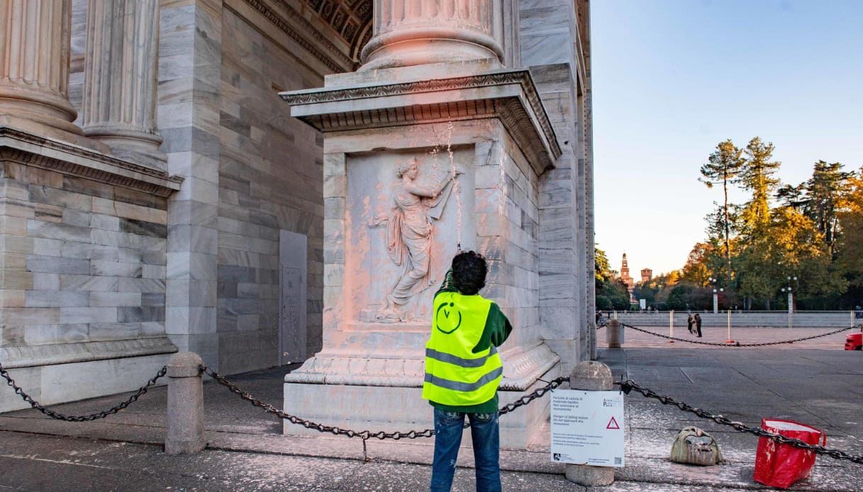 Ultima generazione imbratta l'Arco della Pace a Milano: nuovo blitz con la vernice degli attivisti