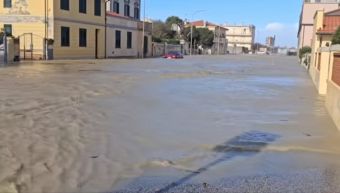 Il video di Marina di Pisa sommersa dall'acqua del mare a causa ...