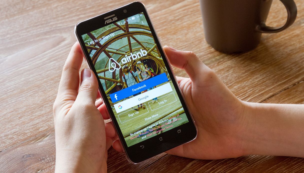 Airbnb trova l'accordo col Fisco, sarà sostituto d'imposta: 576 milioni di euro all'Agenzia delle Entrate