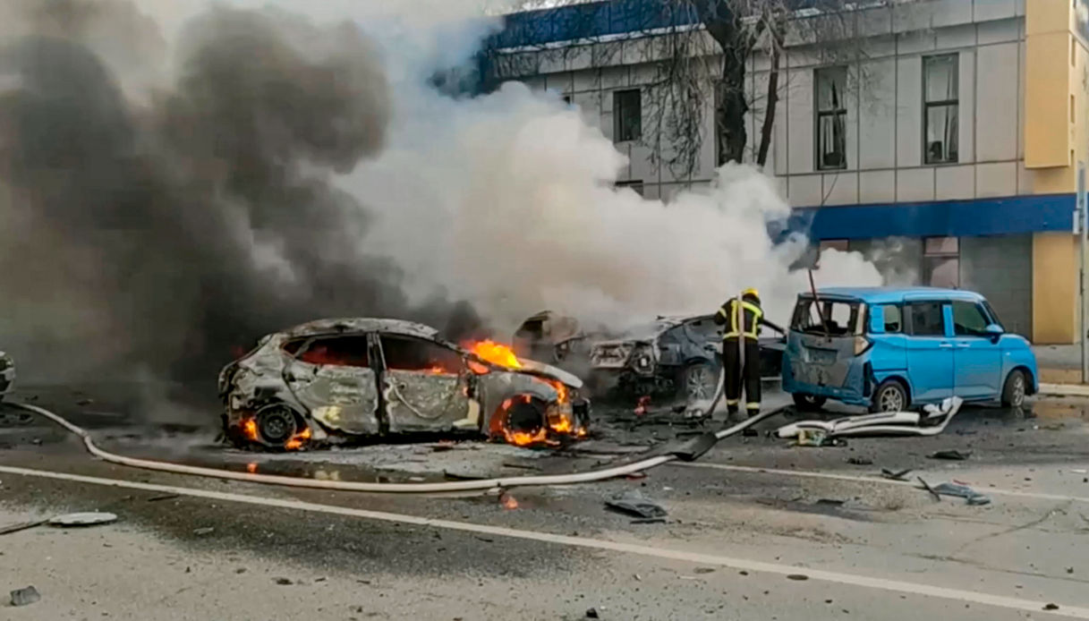 Pompieri spengono un'auto andata in fiamme dopo l'attacco ucraino su Belgorod
