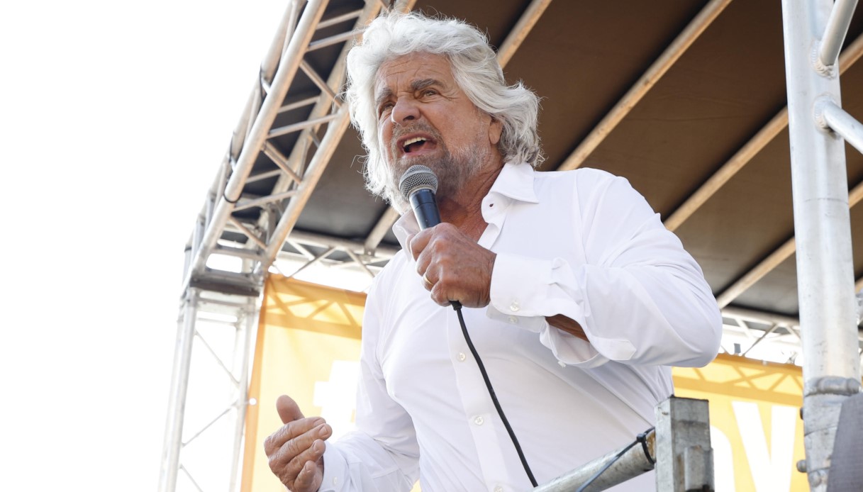 Beppe Grillo dimesso dall'ospedale di Cecina torna a casa: le sue prime parole via social dopo il ricovero