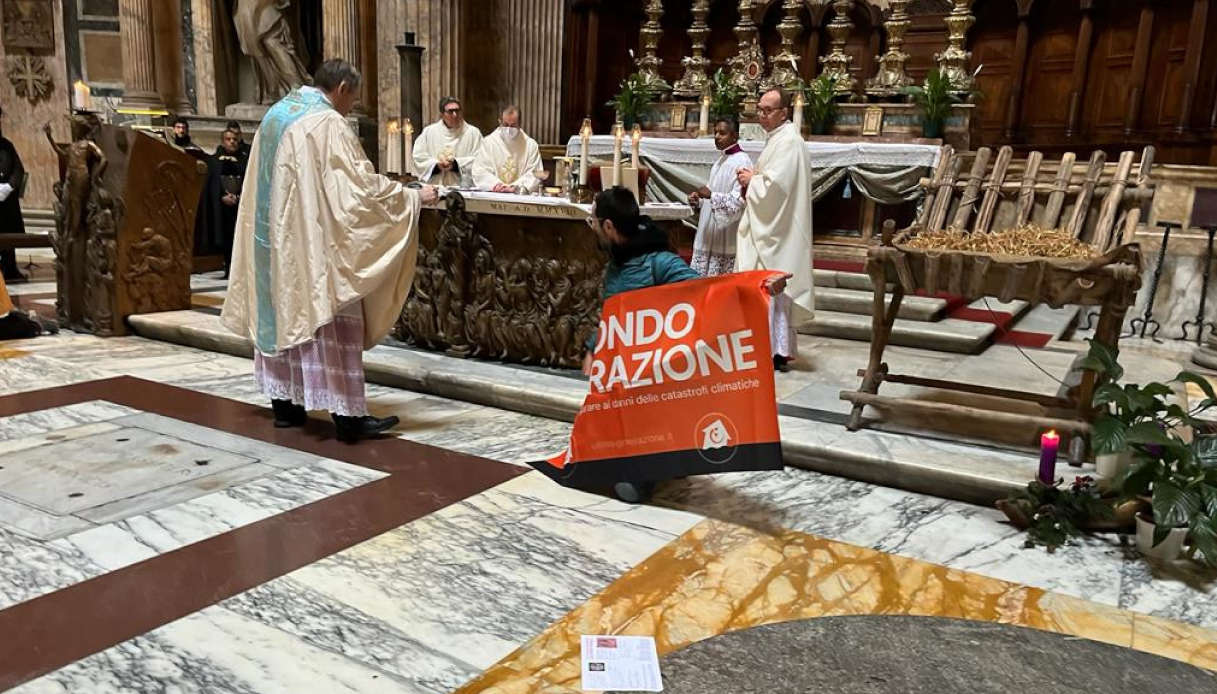 Il Video Del Blitz Di Ultima Generazione Al Pantheon Di Roma Durante La ...