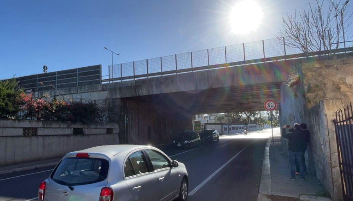 Il ponte dove una donna ha tentato di lanciarsi nel giorno di Natale che è stata salvata dai carabinieri a Bari