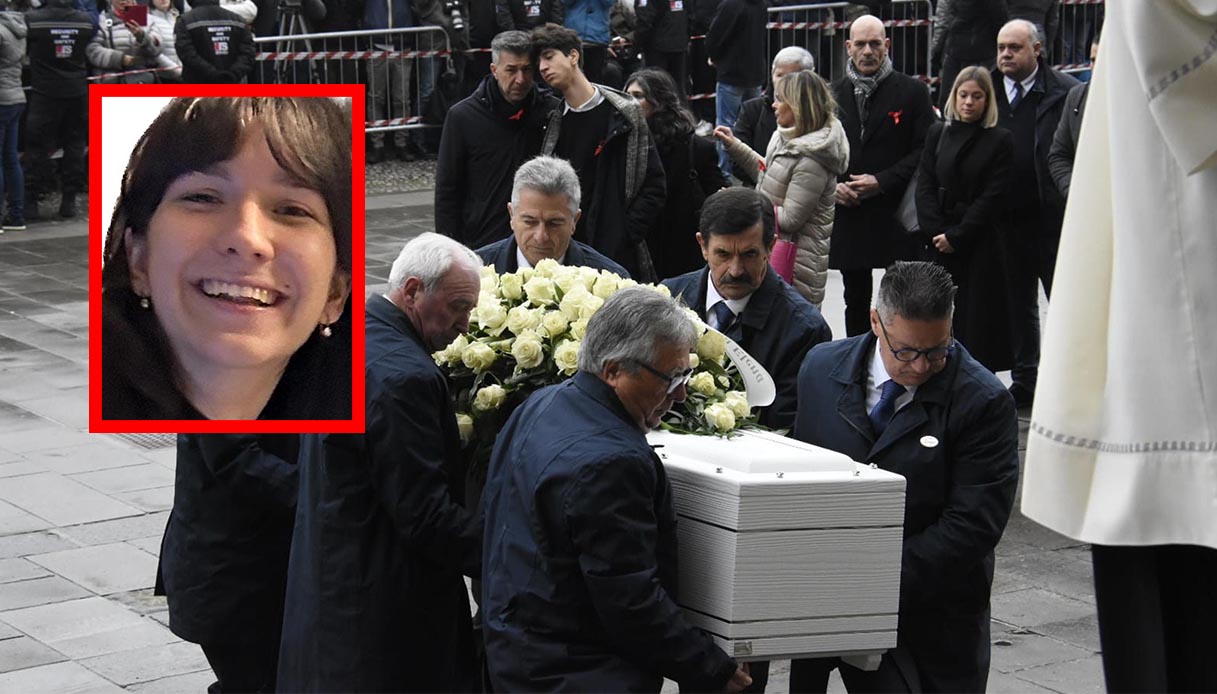  Foto-dei-funerali-di-Giulia-Cecchettin-la-bara-bianca-il-discorso-del-padre-Gino-e-il-rumore-all-uscita
