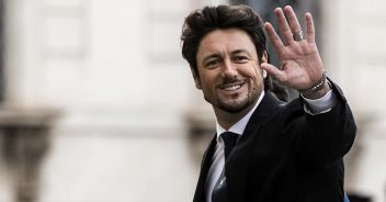 Giambruno Andrea causa a Mediaset per i fuorionda di Striscia la Notizia