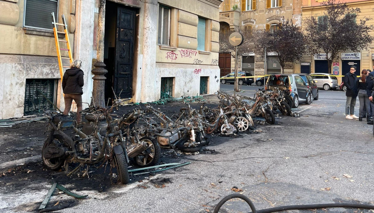 incendio-a-roma-dove-in-zona-prati-hanno-preso-fuoco-14-motorini-e-4-auto-rovinata-la-facciata-di-un-palazzo