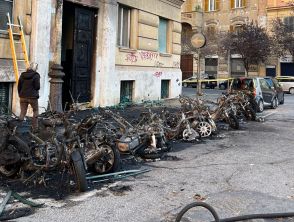 Incendio a Roma dove in zona Prati hanno preso fuoco 14 motorini e 4 auto: rovinata la facciata di un palazzo