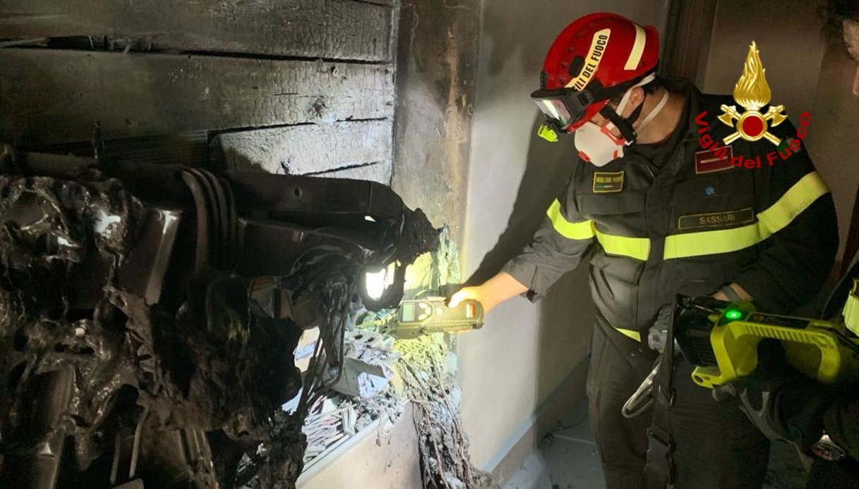 Vasto incendio in un palazzo a Sassari: 32 persone sono state evacuate, alcune sono rimaste intossicate