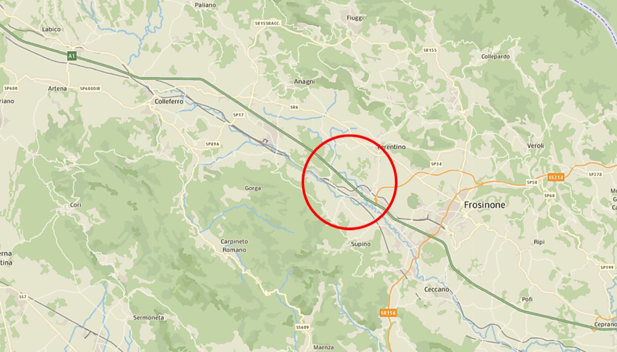 Furgone si ribalta sull'autostrada A1 tra Frosinone e Anagni dopo lo schianto col guardrail: morto conducente