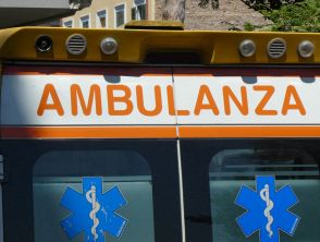 Auto finisce nel naviglio a Pavia dopo incidente: soccorritori si tuffano per salvare una 22enne, è gravissima