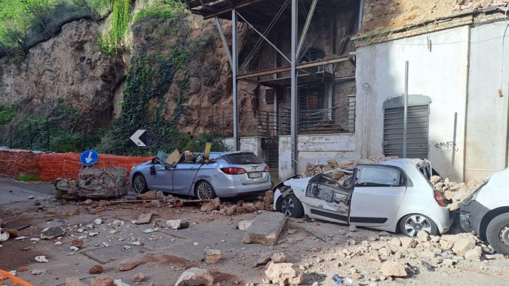Muro crollato sulle auto nel quartiere Monteverde a Roma, tragedia  sfiorata: il video dei veicoli distrutti