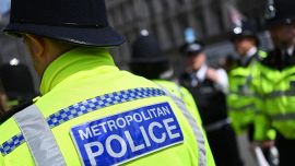 4-årig pojke knivhuggen i London, 41-årig kvinna greps: åtalad för mord i hemmet