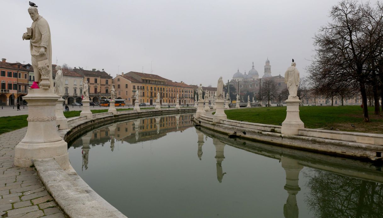 Cadavere ripescato a Padova nel canale di Prato della Valle: è di un 25enne, non si esclude nessuna pista