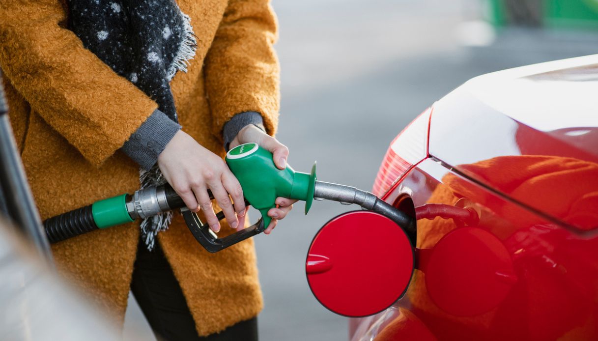 Prezzi carburante al ribasso, gasolio e benzina in calo e al minimo annuo: i numeri aggiornati sui costi