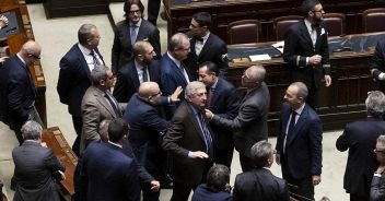 rissa-sfiorata-camera