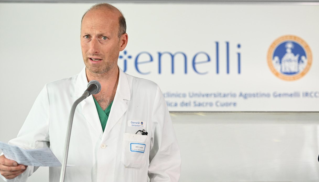 Chirurgo Papa Francesco indagato per falso: Sergio Alfieri risultava in sala operatoria mentre era ai convegni