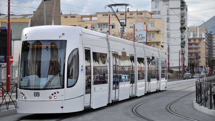 Anziano finisce sotto un tram