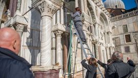Arcilla en la fachada de la Basílica de San Marcos en Venecia, Ataque de Última Generación: Brugnaro contra los activistas
