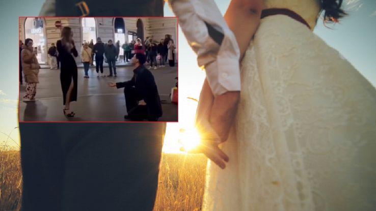 Il video della proposta di matrimonio a Roma è virale, lui s'inginocchia,  lei rifiuta: reazione dei passanti