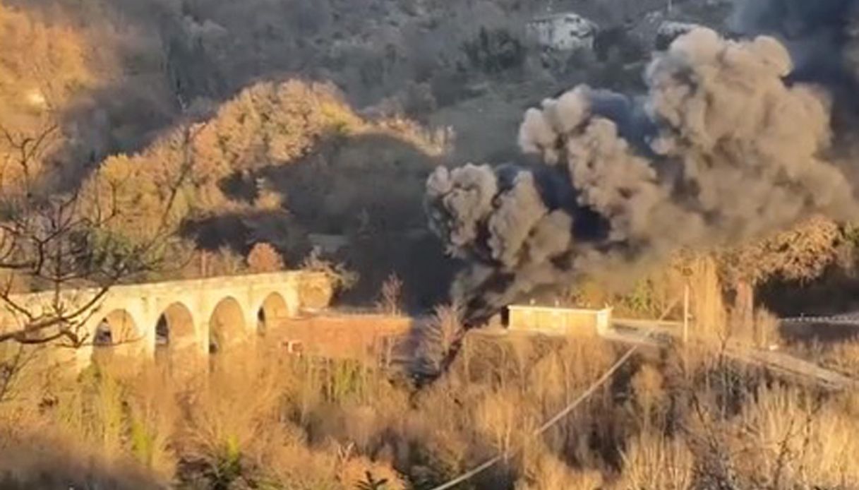 incidente urbino galleria scontro ambulanza pullman