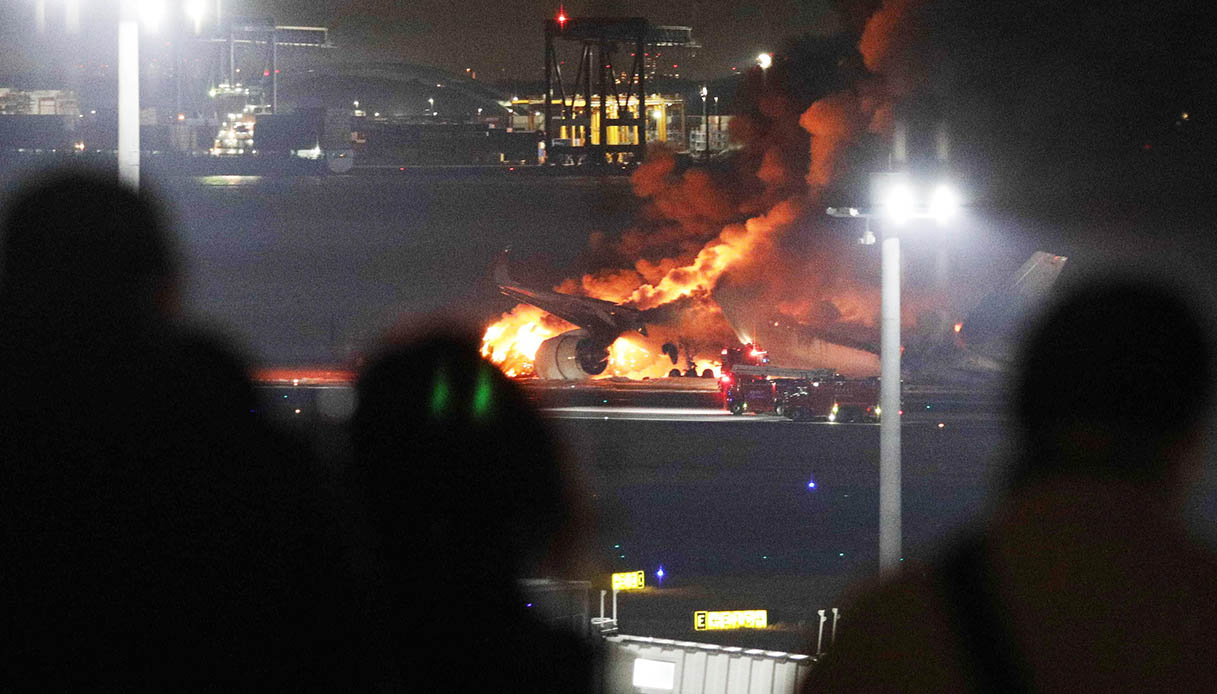 aereo fiamme aeroporto tokyo giappone terremoto