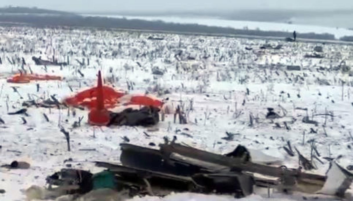 Il tipo di aereo militare precipitato in Russia a Belgorod già coinvolto in 13 incidenti: la strage del 1996
