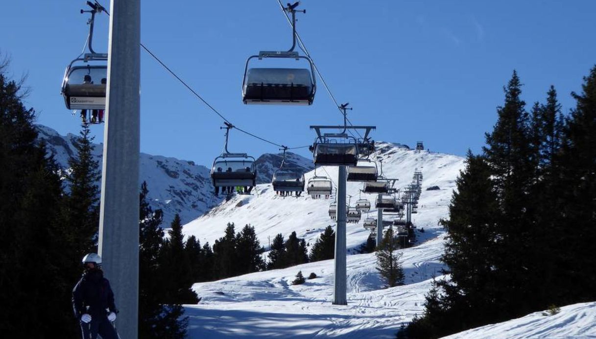 Sciatrice morta dopo la caduta dalla seggiovia all'Alpe di Siusi in Alto Adige: un'altra ferita gravemente