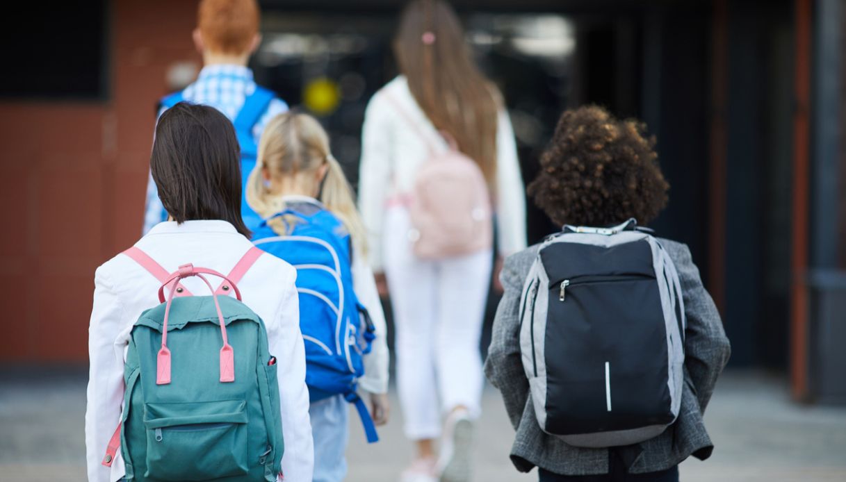 Studenti davanti all'ingresso di una scuola