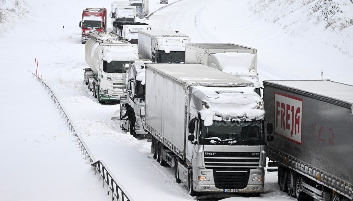 Auto bloccate nella neve in Svezia