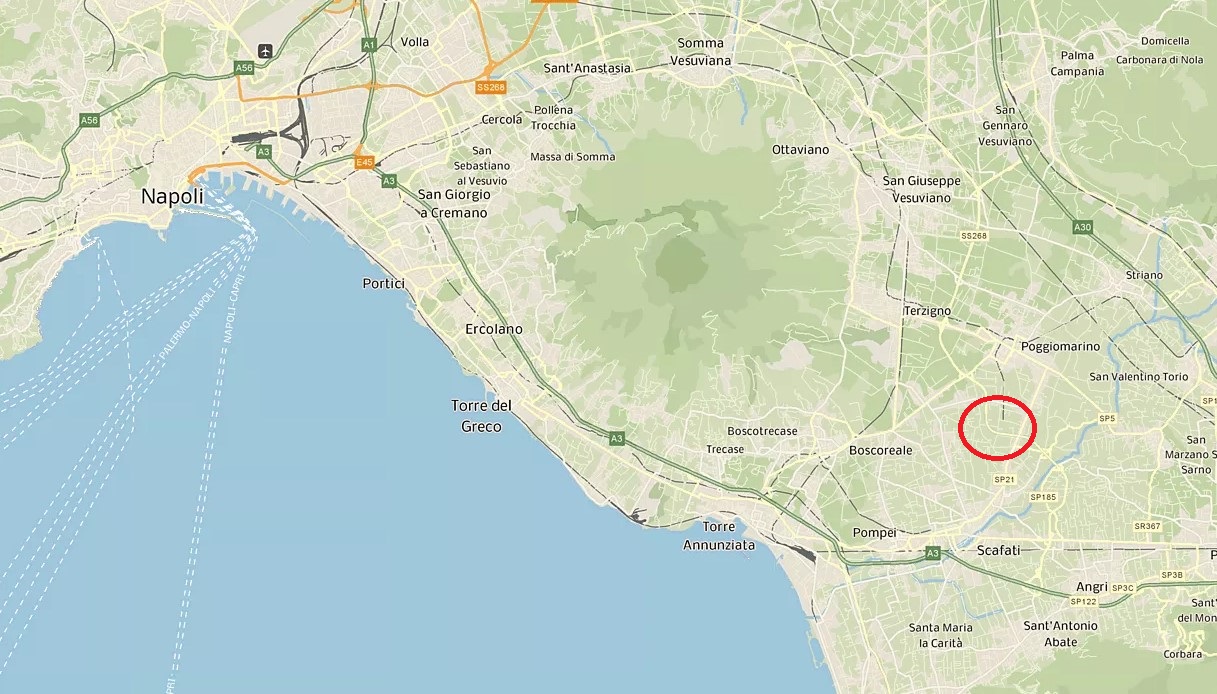 Giovane travolto e ucciso dal treno a Napoli: stava attraversando in scooter un passaggio a livello