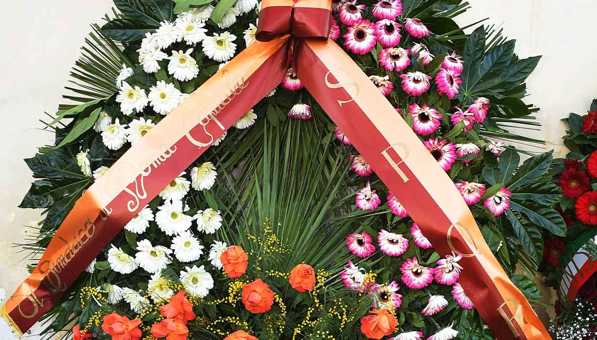 Gloria Guida e le corone di fiori Rita Pavone e del sindaco Gualtieri