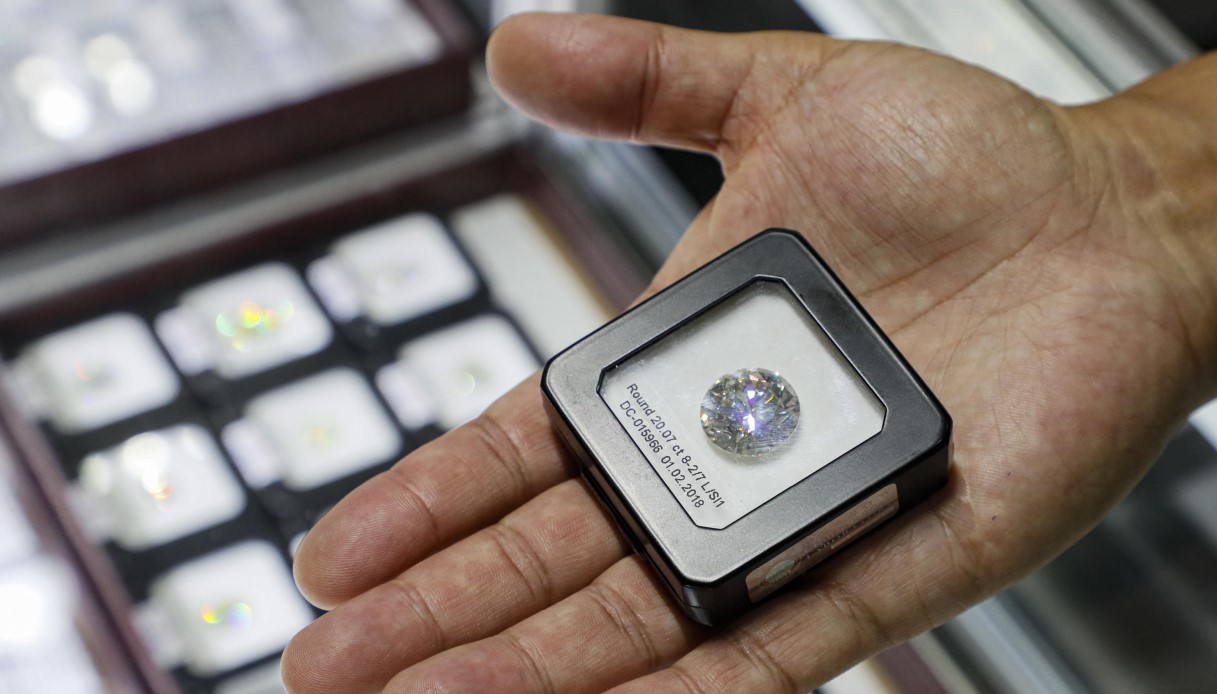 Ue sanziona Alrosa, azienda leader nell'estrazione dei diamanti: è la più grande al mondo, colpo alla Russia