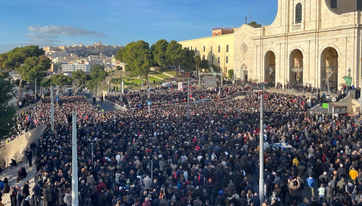 Funerali Gigi Riva, 30 mila persone per l'ultimo saluto a Cagliari al mito del calcio italiano