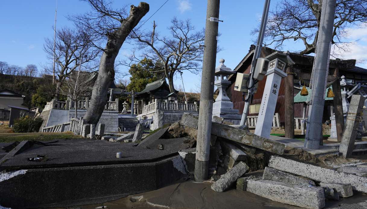 Revocato allarme tsunami ma nuova scossa di terremoto in Giappone di magnitudo 5.6: sale il numero dei morti