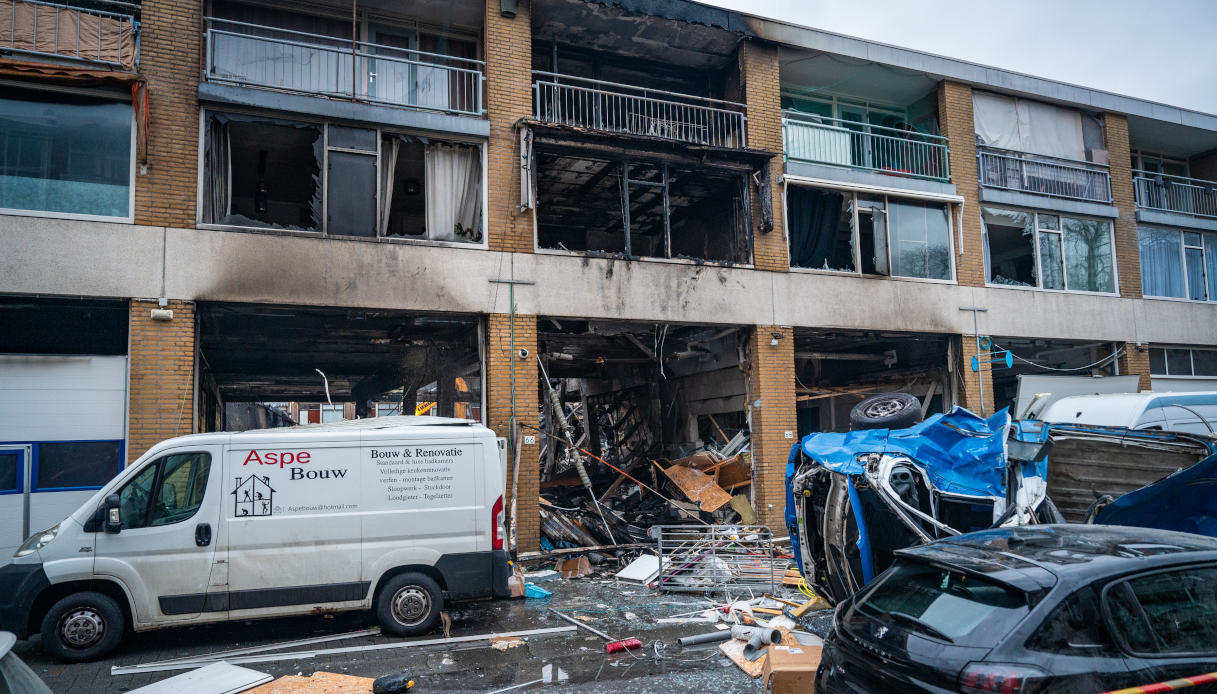 I resti di un incendio in un condominio a Rotterdam