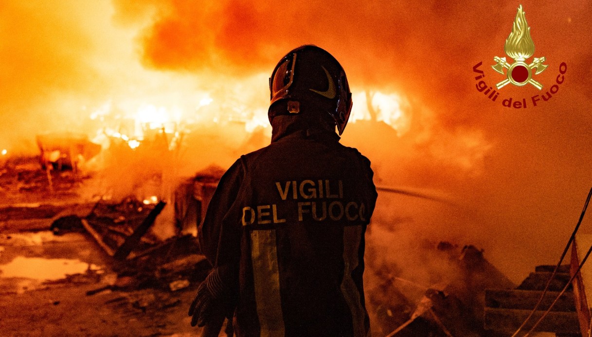 Incendio a Firenze, in fiamme le officine delle Ferrovie