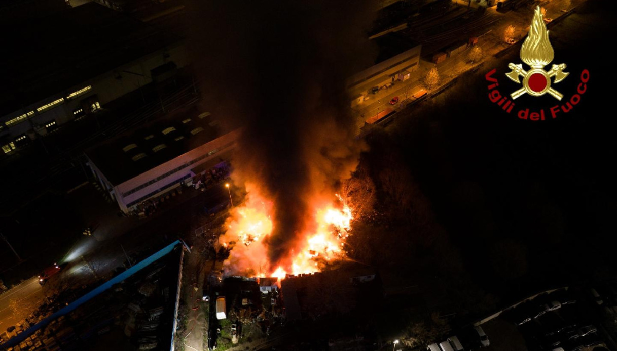 Incendio a Firenze, in fiamme le officine delle Ferrovie
