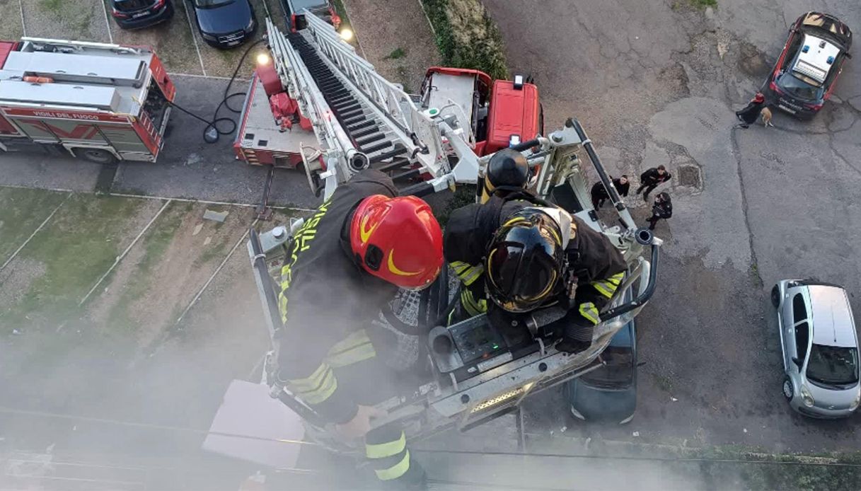 Incendio in una palazzina di Spinaceto (Roma) a causa di un appartamento in fiamme: quattro intossicati